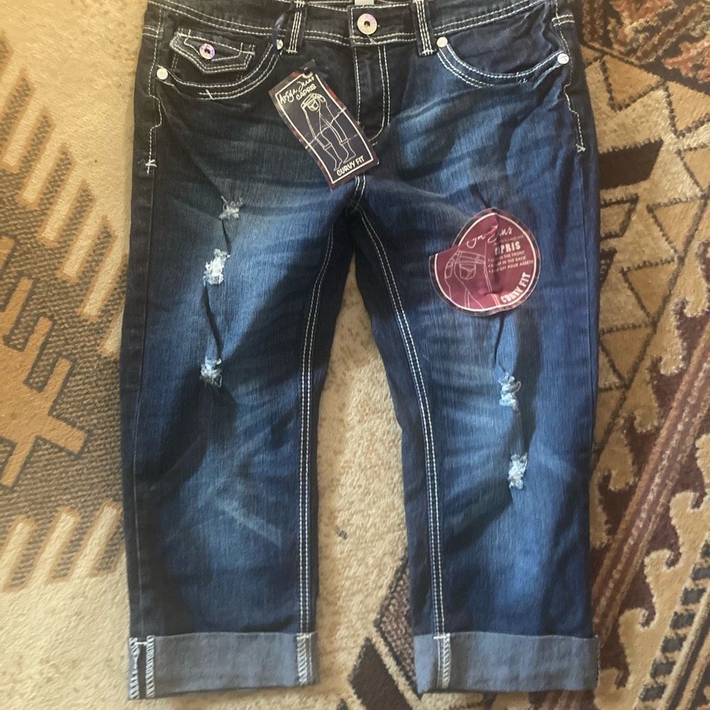 Trendy Dark Blue Distressed Cropped Jeans
Ariya Capris.
